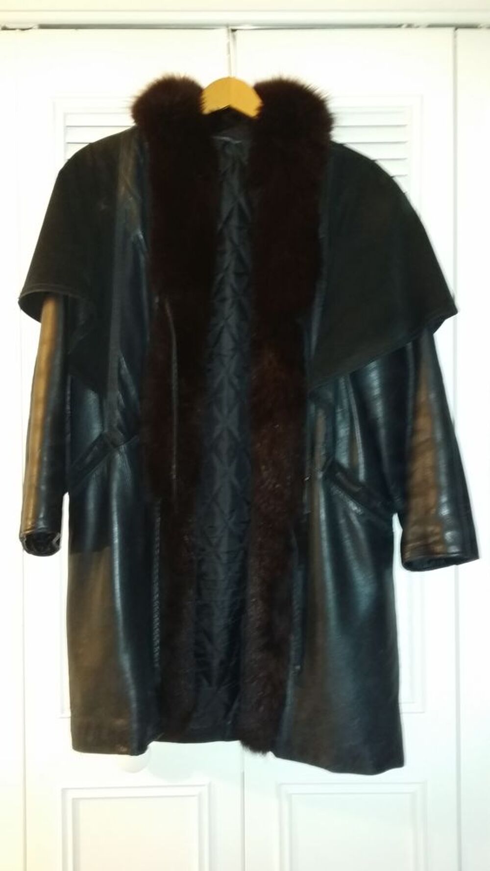 Manteau cuir noir avec son chapeau excellent &eacute;tat Vêtements