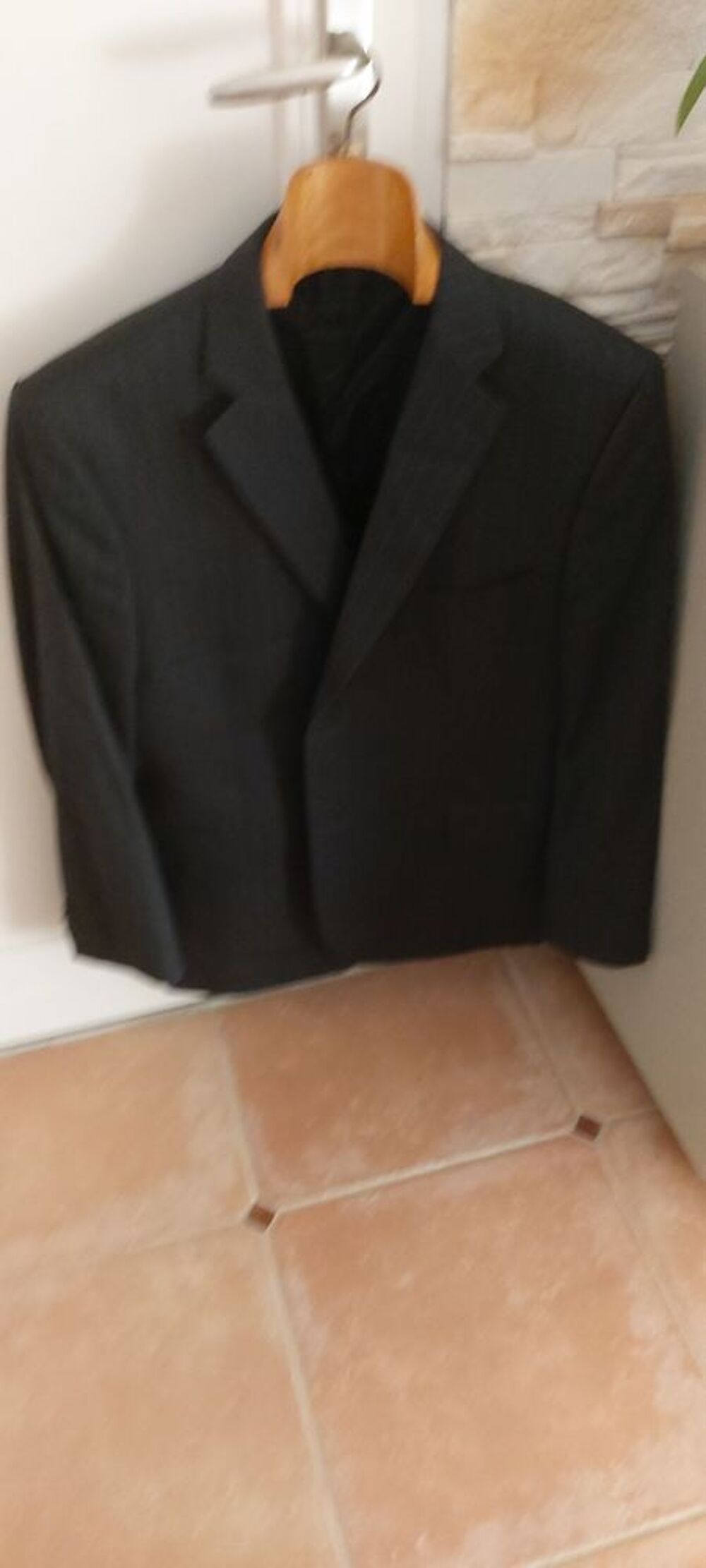 costume MARIO DESSUTI &eacute;t&eacute; noir avec fines rayures 
Vêtements