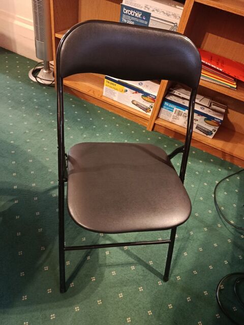 Lot de trente chaises identiques, bon �tat 150 Paris 8 (75)