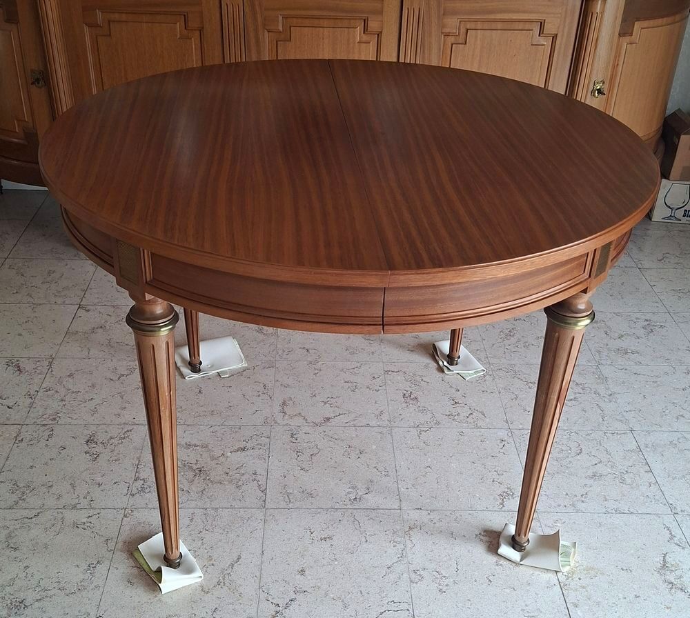 Table ronde en bois de style Louis xv avec rallonges. Meubles