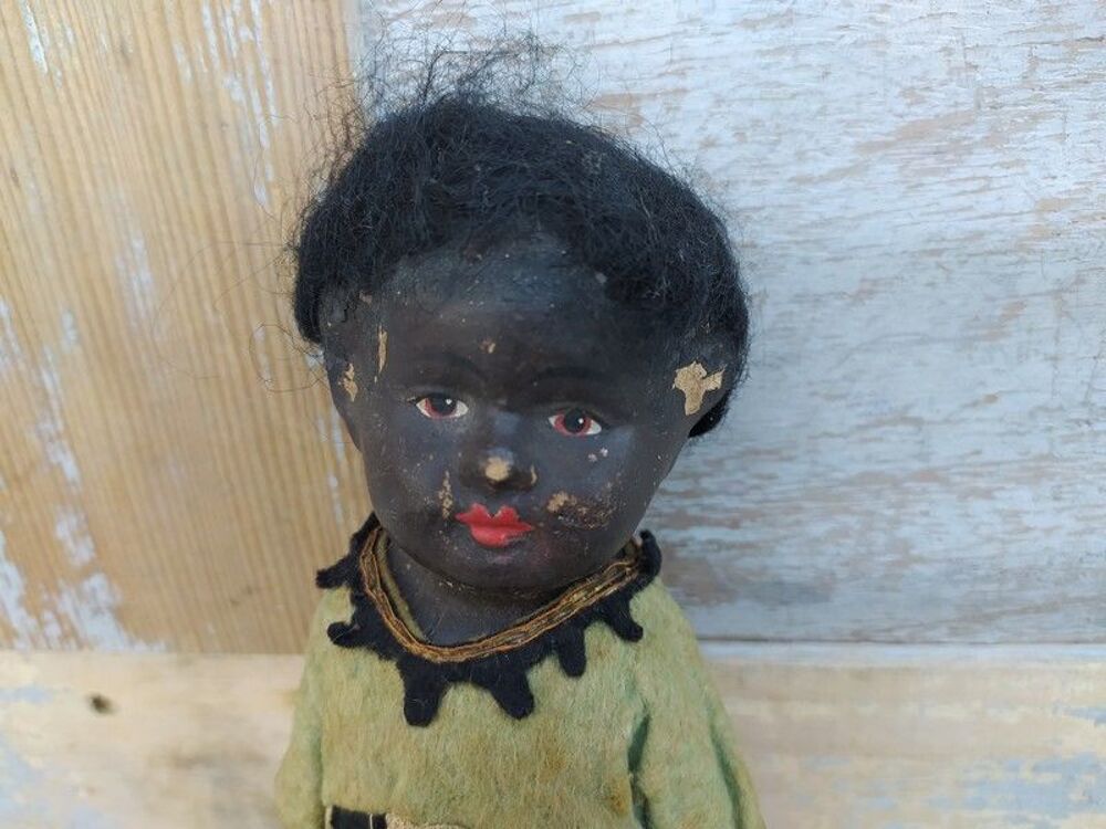 Ancienne Petite Poup&eacute;e Noire Tissu et Carton Bouilli 
