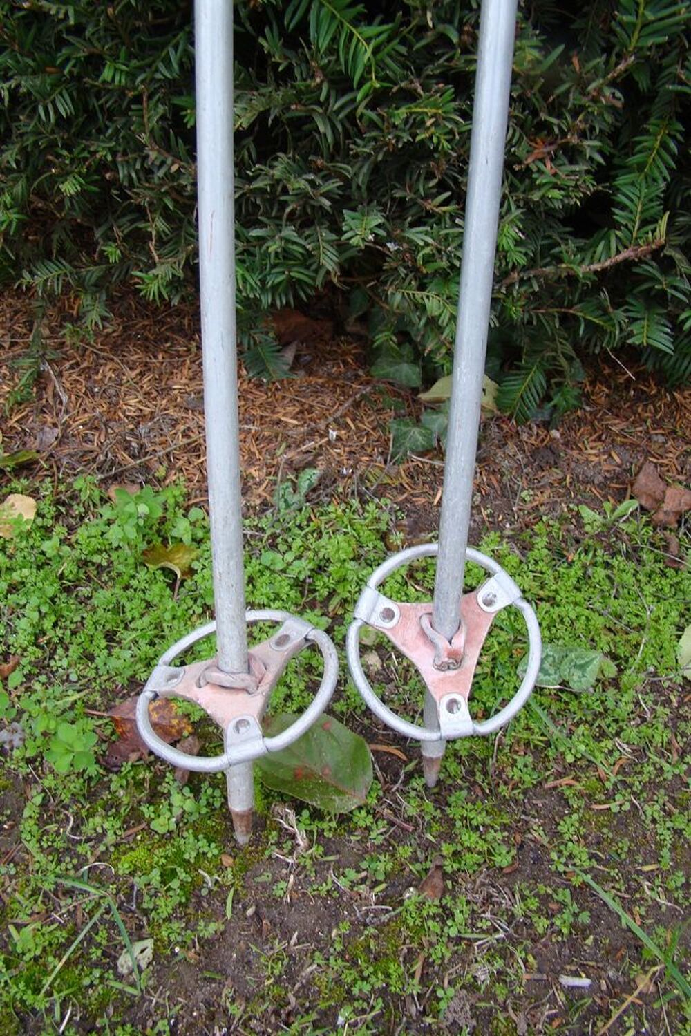 Anciens b&acirc;tons de ski Hiverna Ramy ann&eacute;es 1960
Sports