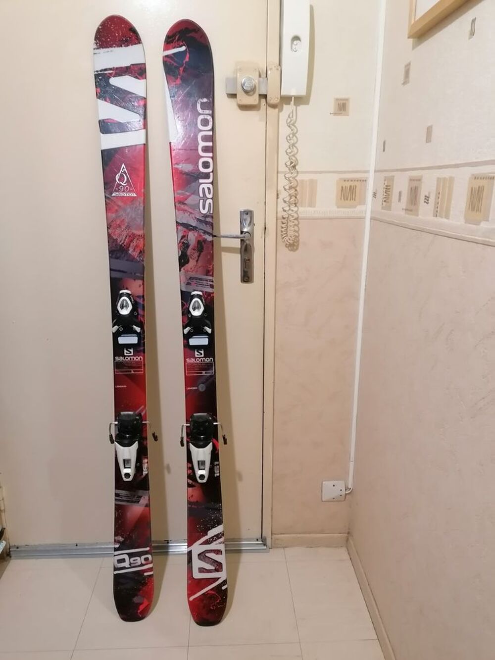 Skis homme Salomon en tr&egrave;s bon &eacute;tat,rouge et noir 161 cm Sports