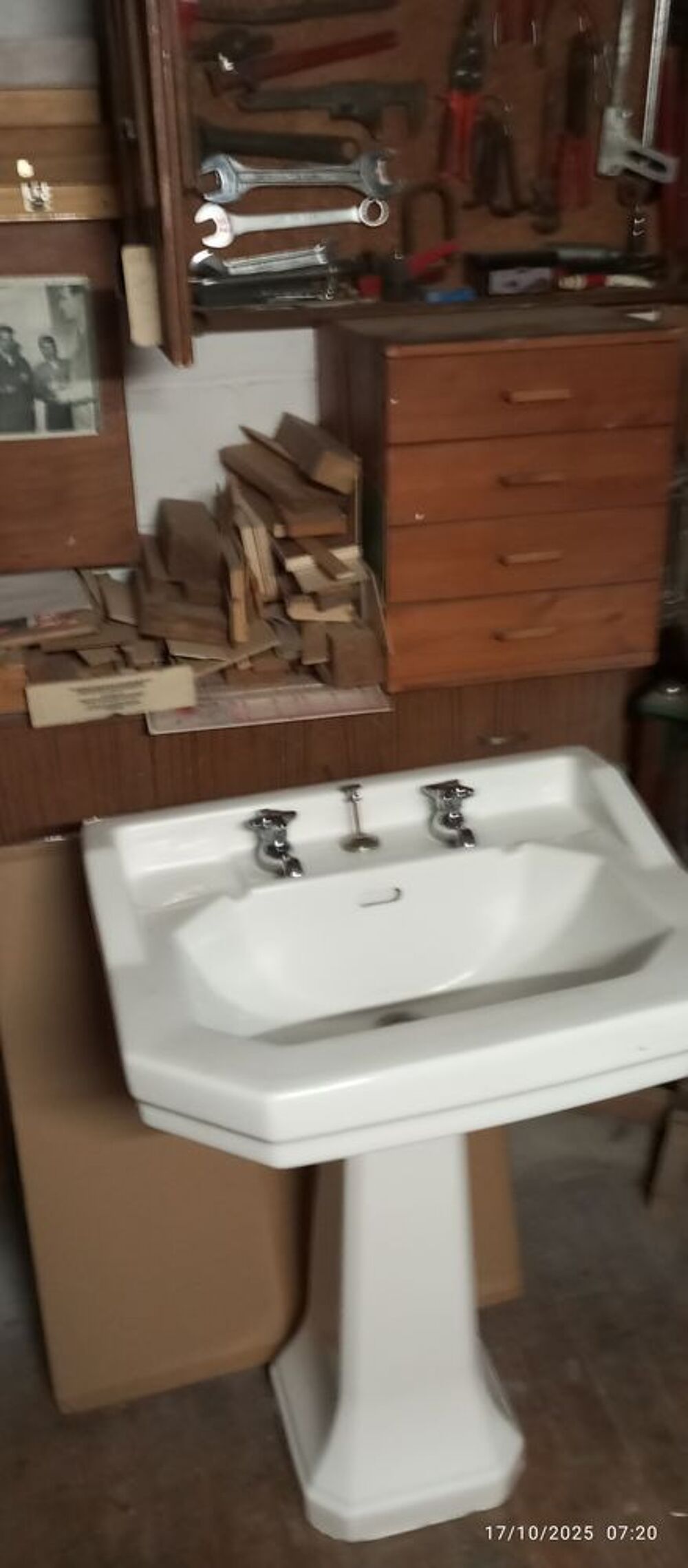 Lavabo sur pied blanc avec robinetterie Bricolage