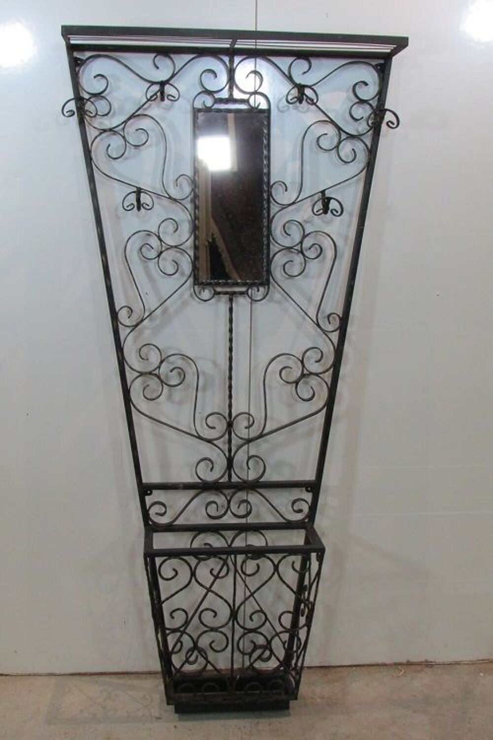 Vestiaire vintage ,porte-manteau en fer forg&eacute; trap&eacute;zo&iuml;dal Dcoration