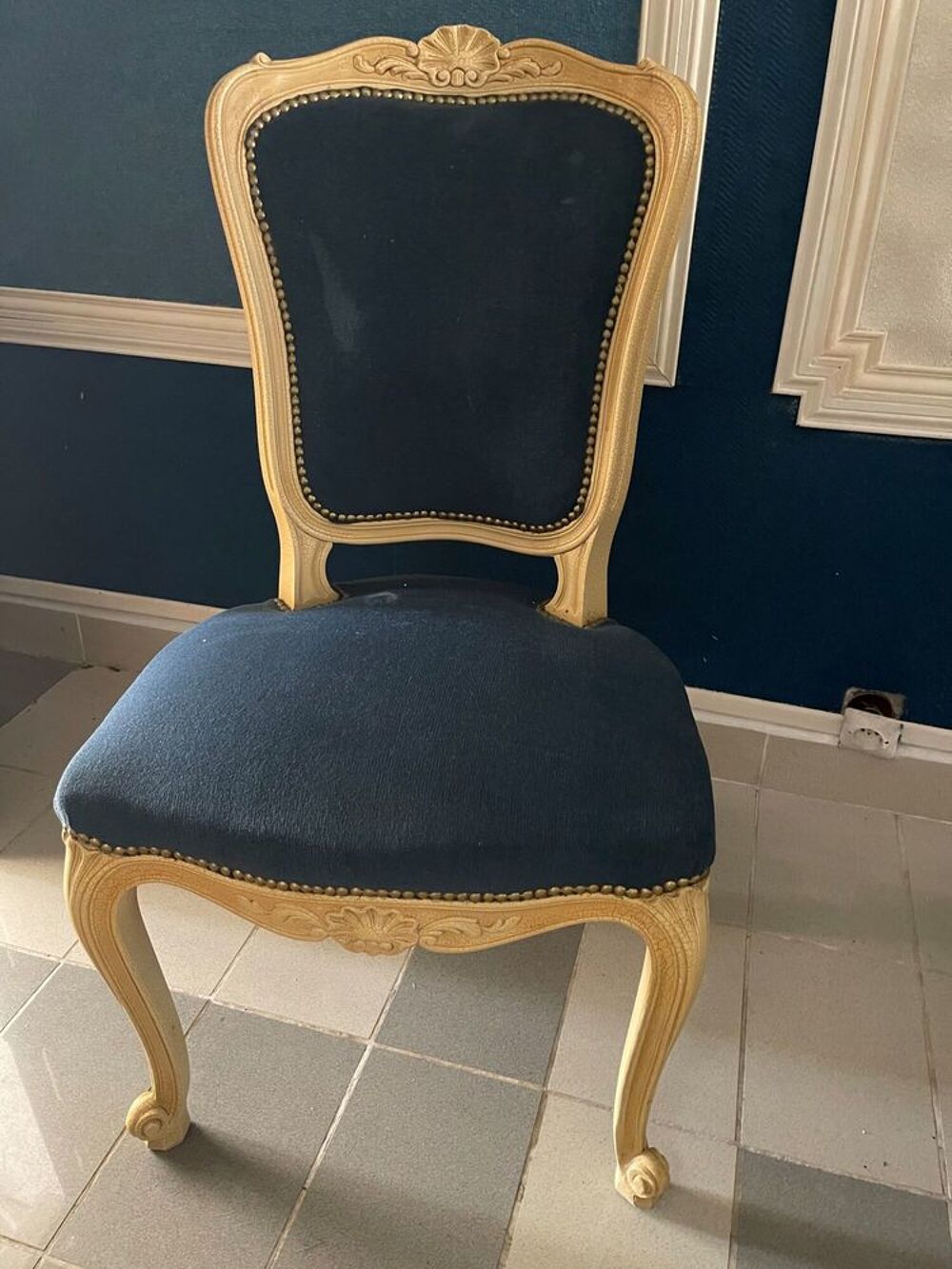 Table ronde extensible + 6 chaises style Louis XV Meubles