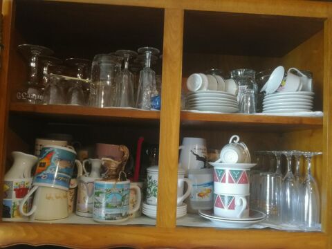 Vaisselle, mugs, nappes, ustensiles, bibelots, bocaux 5 Carros (06)