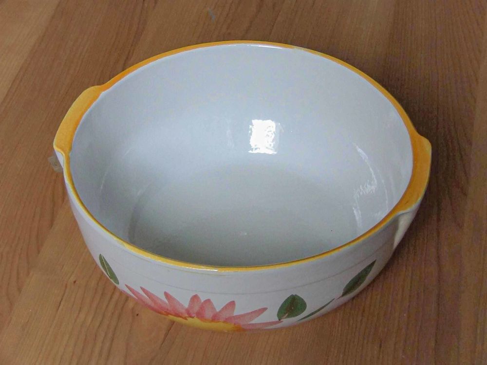Grand saladier en terre cuite &eacute;maill&eacute;e. Blanc motif fleurs. Cuisine