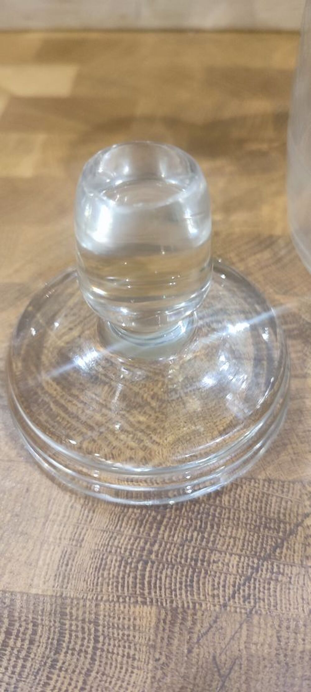 Ancienne carafe en verre grav&eacute; 