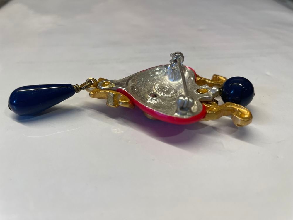 Broche Coeur &eacute;maill&eacute; fuchsia sabl&eacute; + arabesque dor&eacute; et perle Bijoux et montres