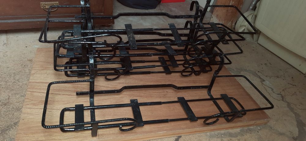 Support balconni&egrave;re suspendu en fer forg&eacute; Jardin