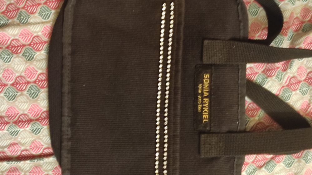 Petit sac port&eacute; main noir, velours c&ocirc;tel&eacute;, vintage. Cristaux Maroquinerie