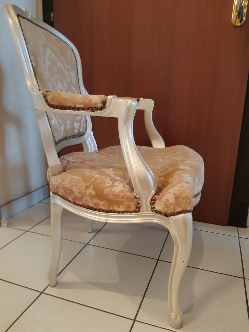 Fauteuil capitonn&eacute; style Louis XV Meubles