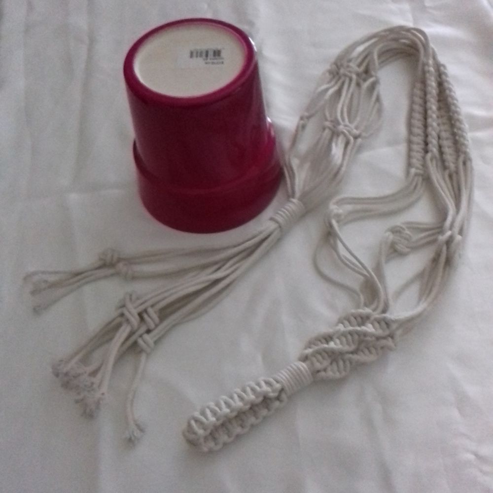 Suspension macramSuspension macram&eacute; et&eacute; et son pot fuschia - Décoration