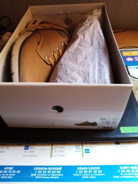 une paire de chaussures 40 La Gacilly (56)