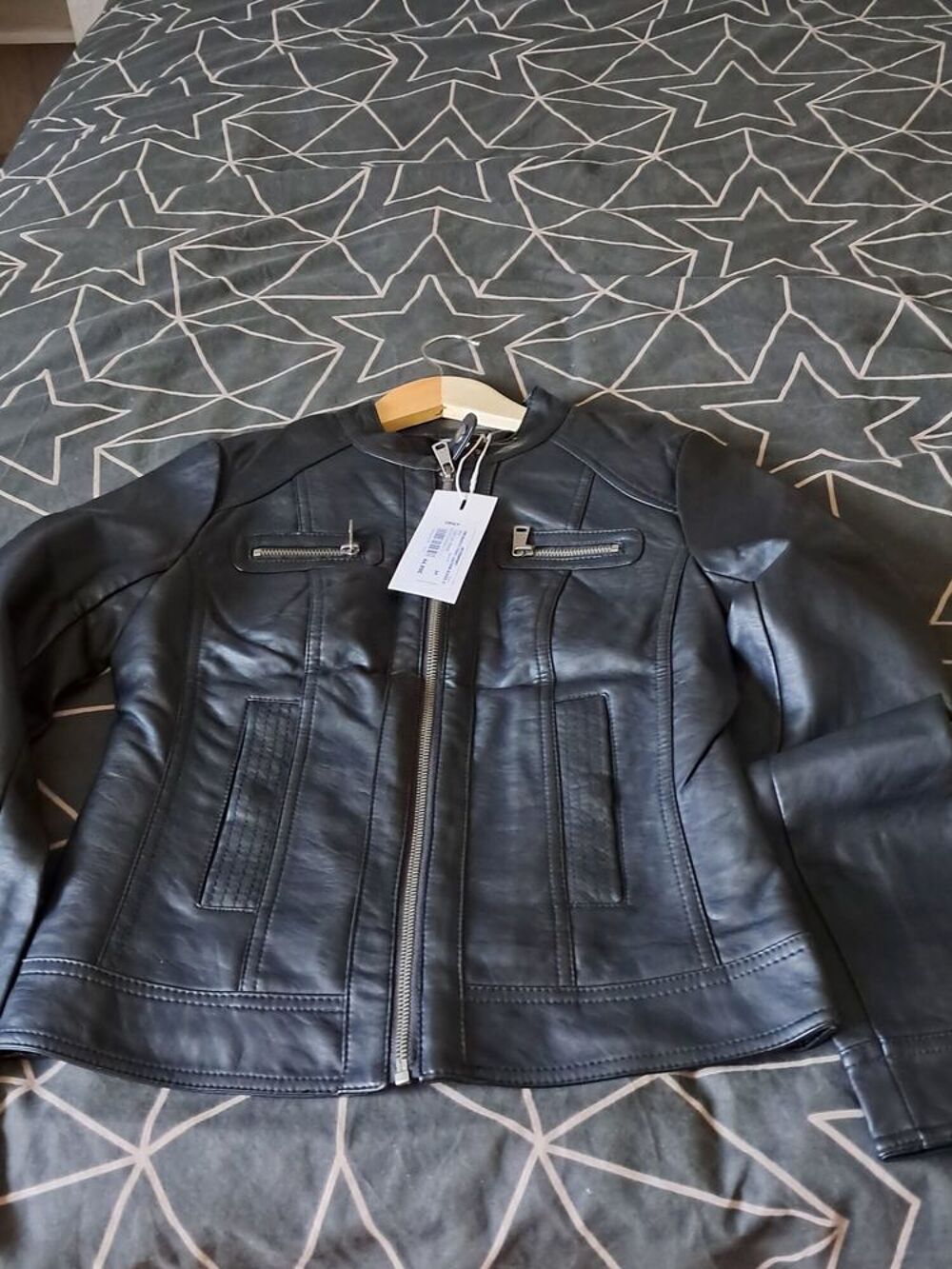 veste en cuire neuve. Vêtements