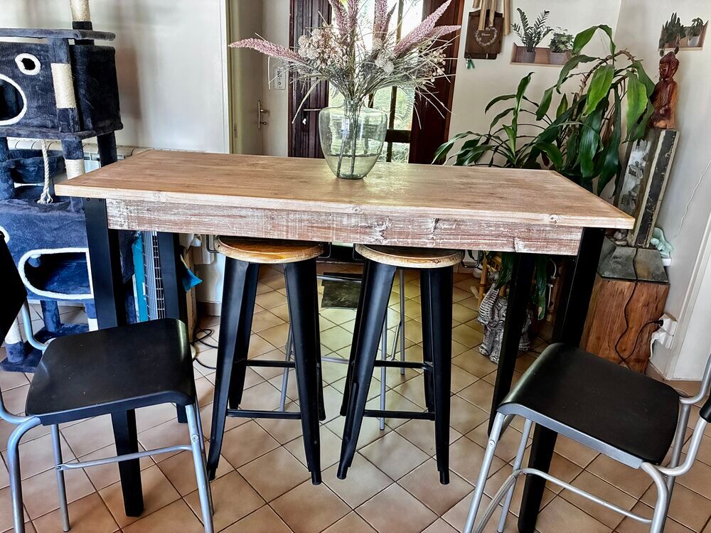 MANGE DEBOUT AVEC 2 TABOURETS ASSORTIS ET 3 CHAISES HAUTES Meubles