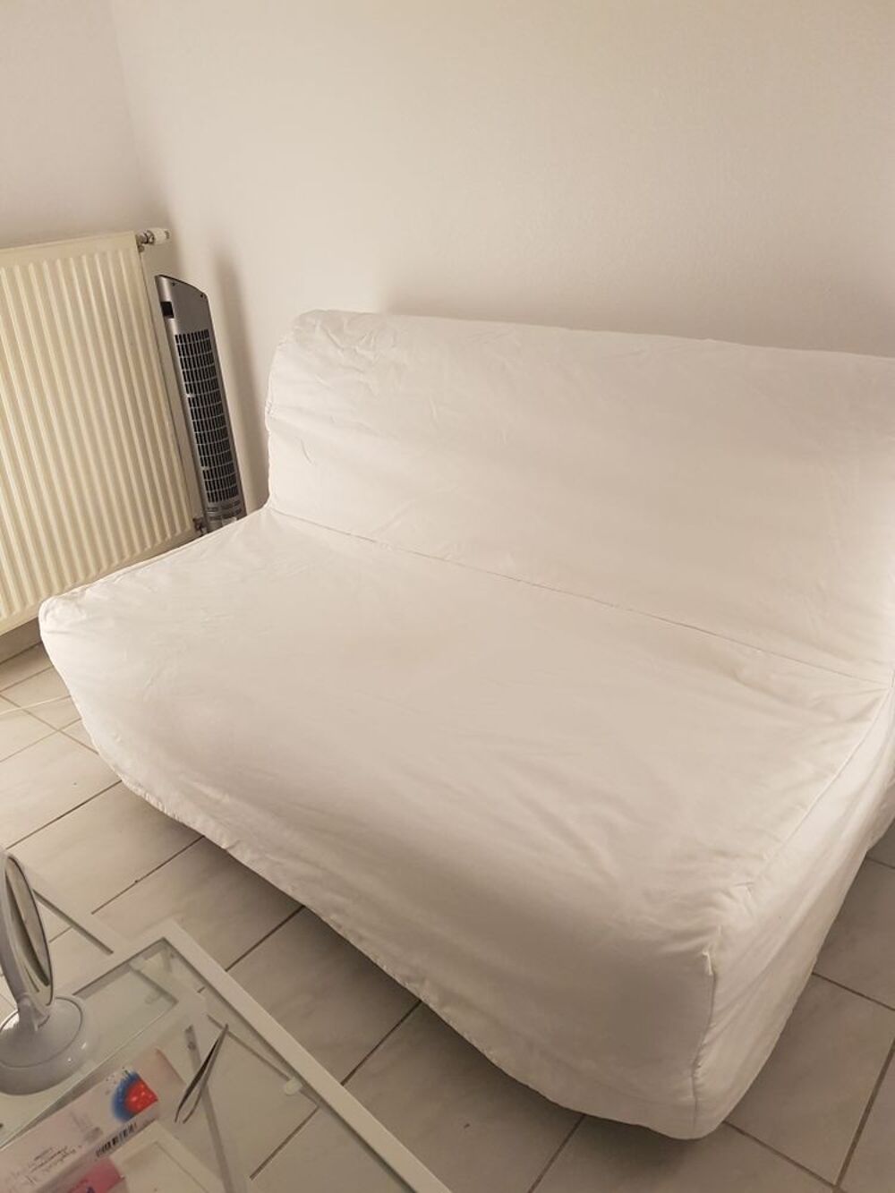 tr&egrave;s beau canap&eacute; blanc bon &eacute;tat il se d&eacute;plie pour faire un lit Meubles