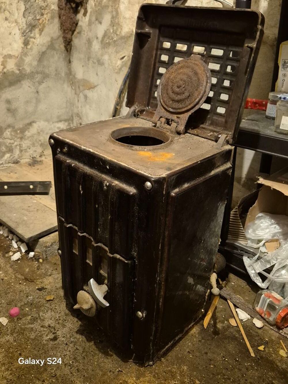 Po&ecirc;le a bois chapee 