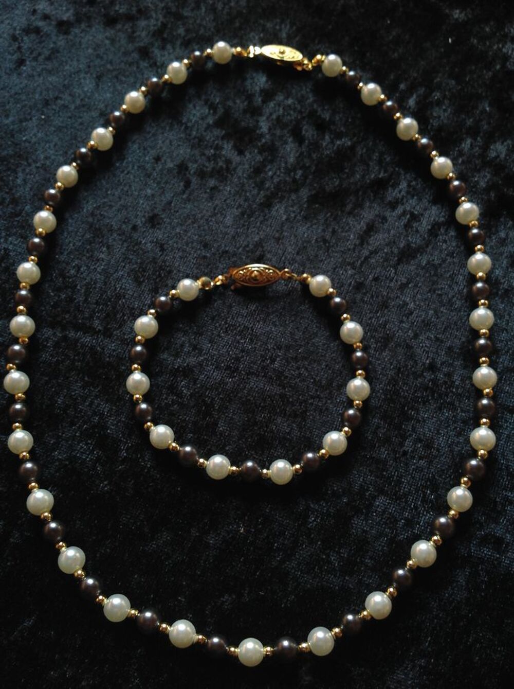 PARURE COLLIER BRACELET PERLES BLANCHE GRISE Envoi Possible
Bijoux et montres