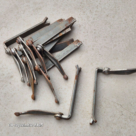 Lot de 10 Arr�ts de volet marseillais � sceller en acier �pa 18 Saumur (49)