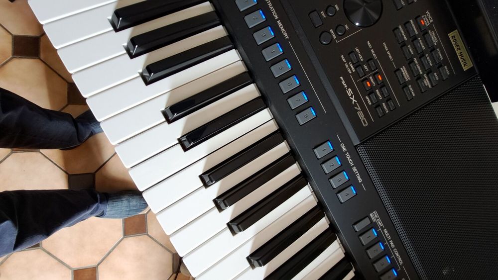 Clavier arrangeur yamaha psr sx 720.NEUF.avec pied et hous
Instruments de musique