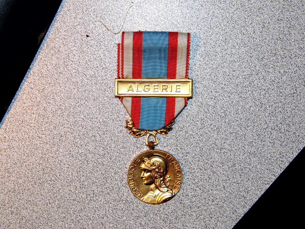 Medaille militaire guerre d'alg&eacute;rie + boite d'origine insigne d&eacute;coration commemorative du maintien de l'ordre en ALGERIE 