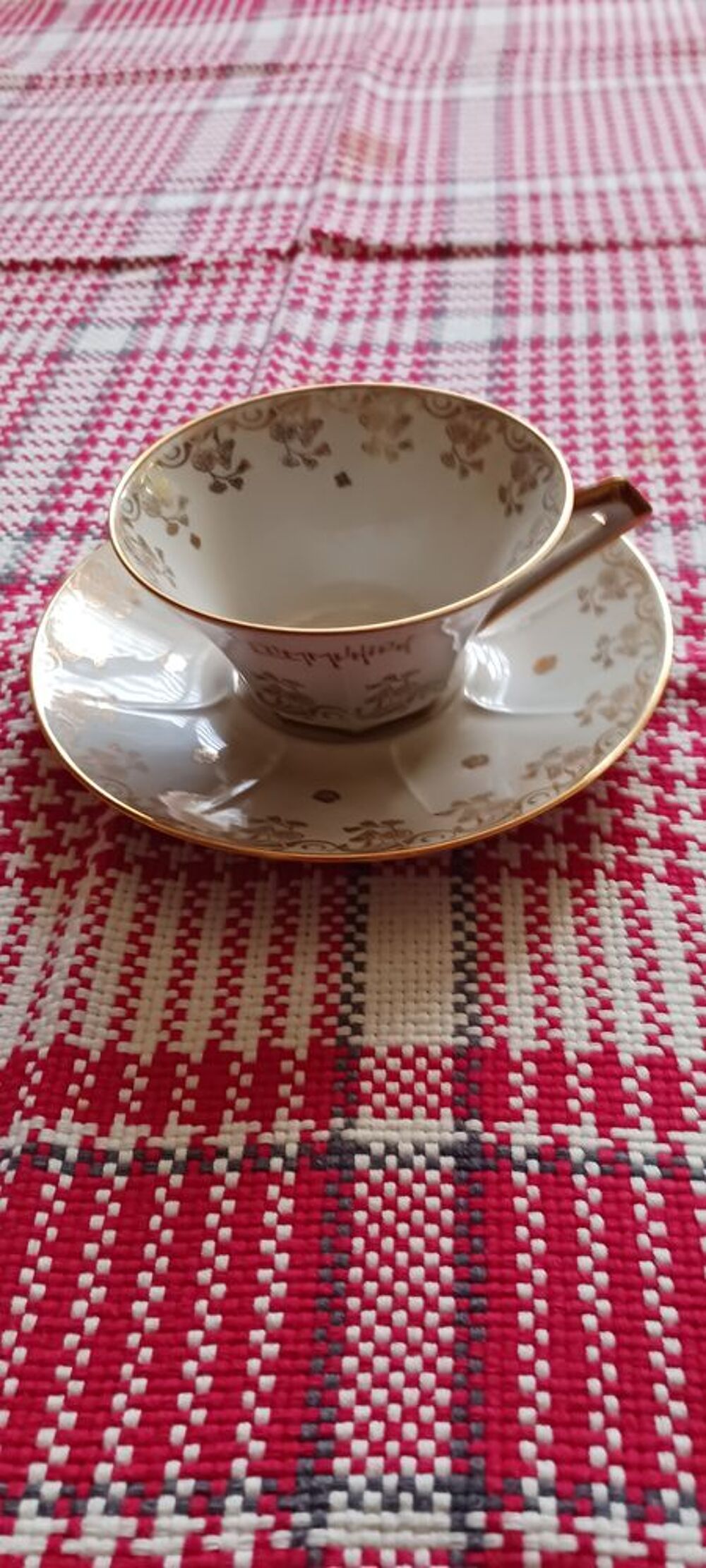 1 TASSE + SOUS - TASSE PORCELAINE 75 ANS D'AGE . 
