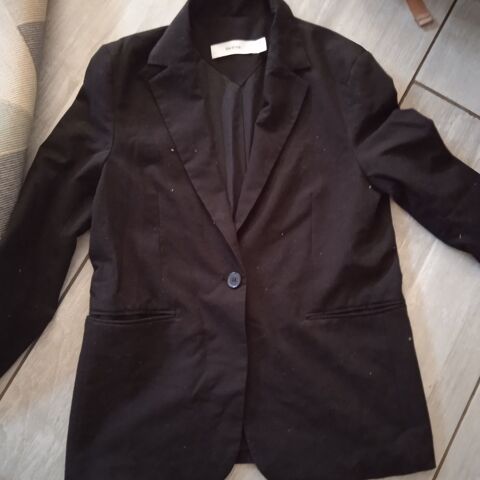 Veste tailleur taille S marque Bershka 100% polyester, coule Saint-Rambert-d'Albon (26)