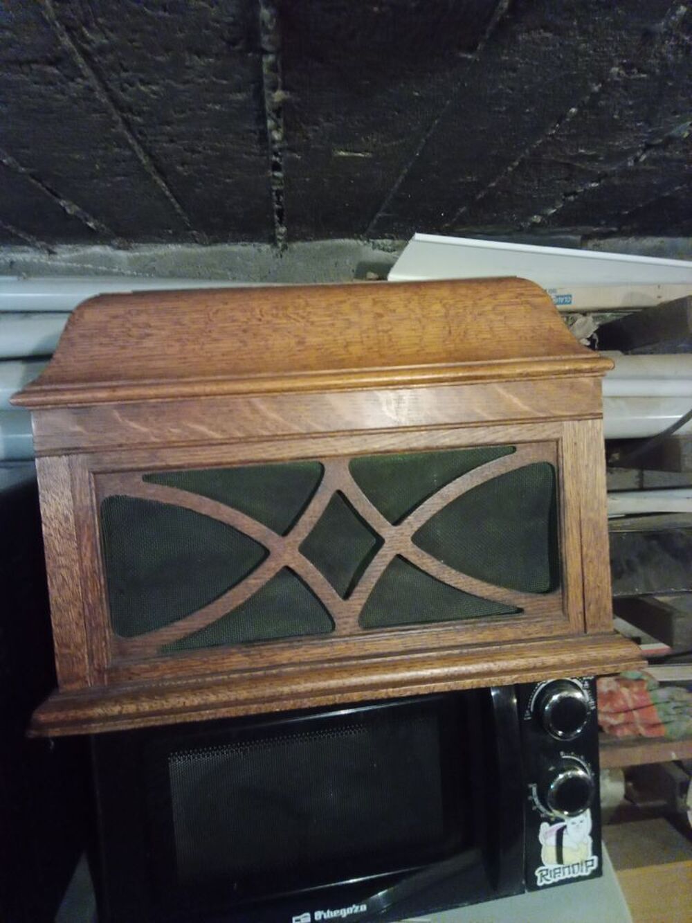 Phonographe ancien ( d&eacute;but du 20&egrave;me si&egrave;cle ). Marque la voix Audio et hifi