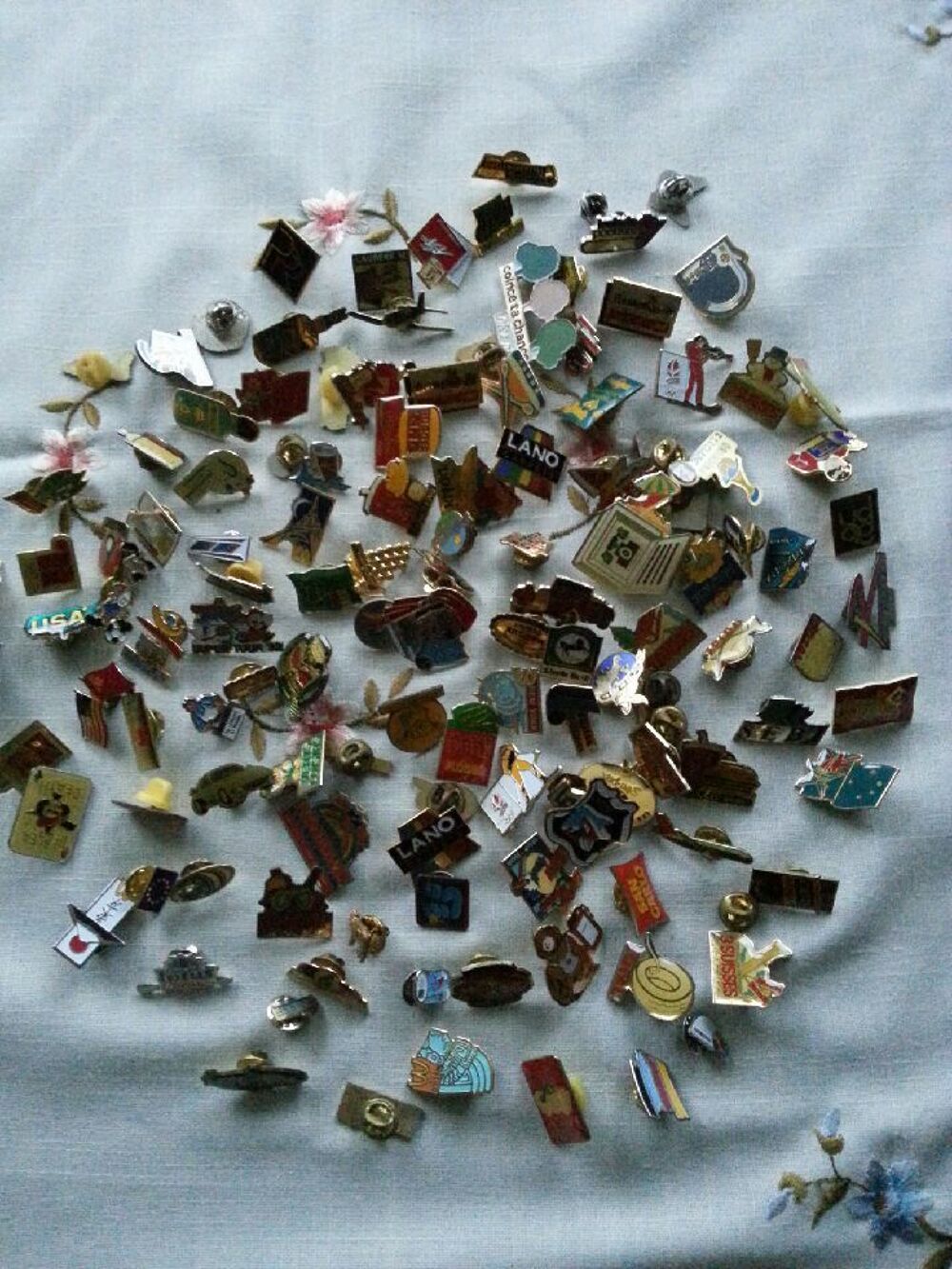 Lot de " 120 " Pin's Diff&eacute;rents 