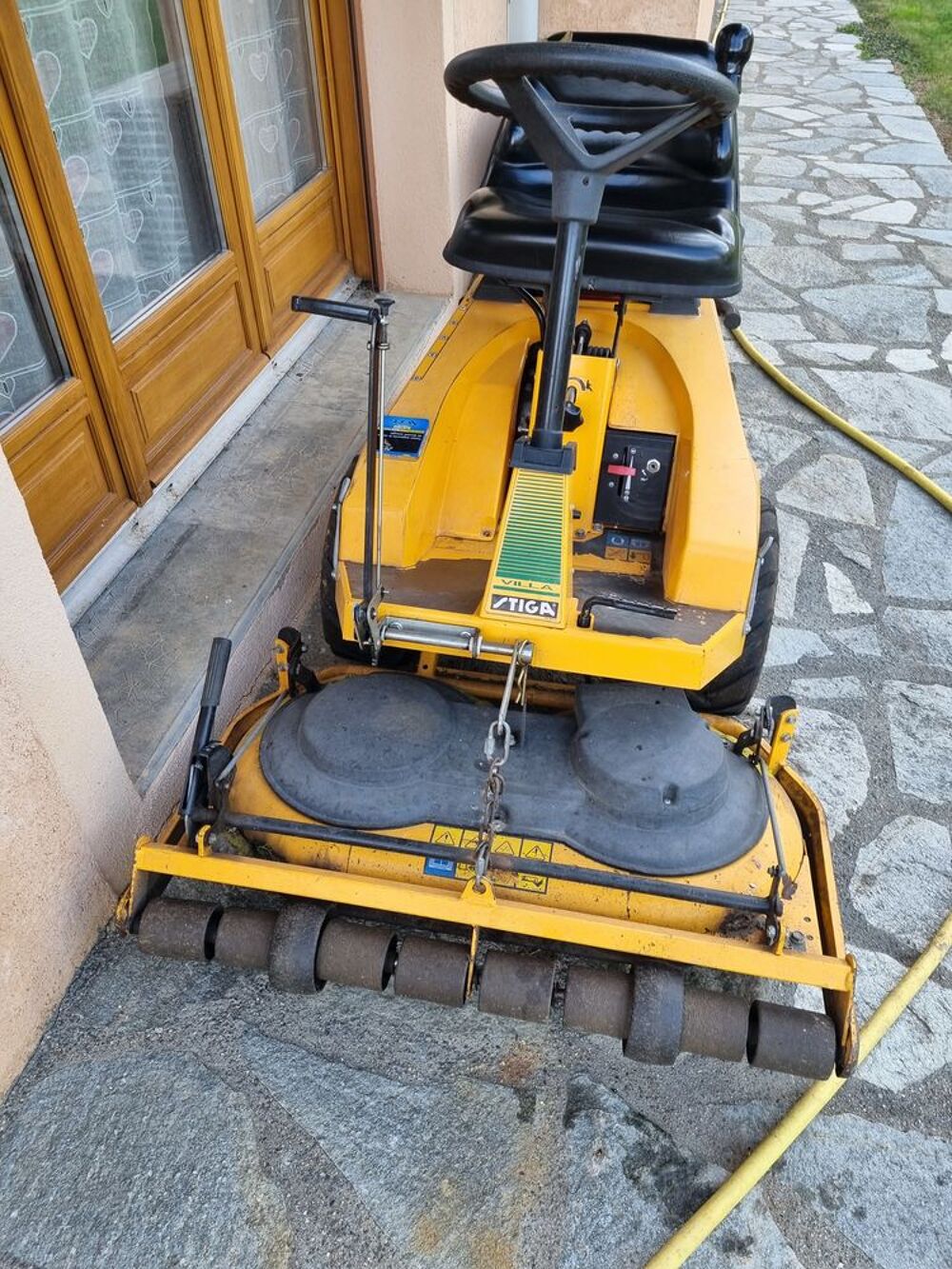   Tondeuse autoportee Stiga,coupe frontale en tres bon état  