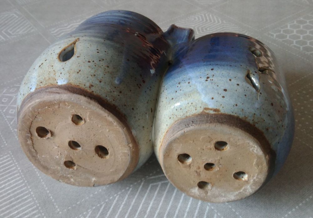 Tr&egrave;s joli double pot en gr&egrave;s verniss&eacute; dans un superbe &eacute;tat. Décoration