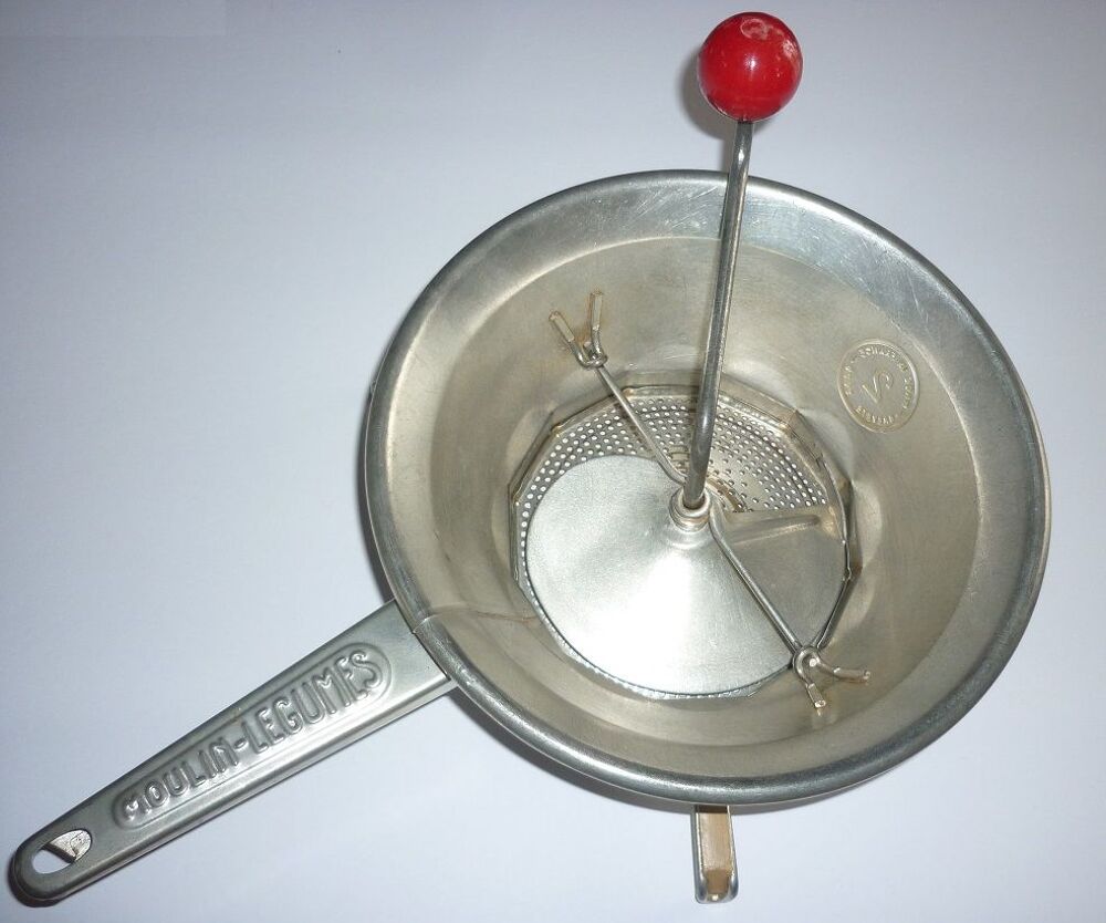MOULIN &Agrave; L&Eacute;GUMES Made in France Brevet&eacute; SGDG 2 vintage 60's Cuisine