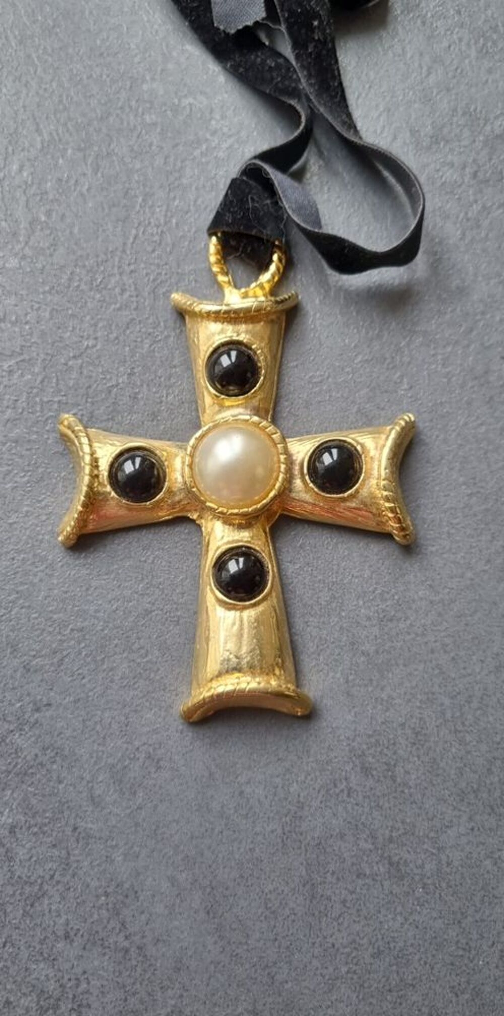 Tr&egrave;s joli croix et cordon velours Bijoux et montres