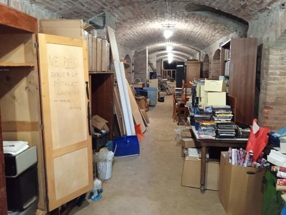 D&eacute;p&ocirc;t a vider divers objets mobiliers etc Meubles