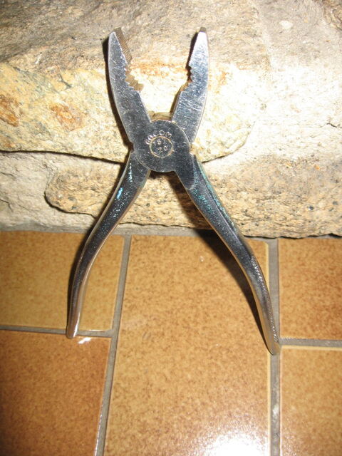 Pince Universelle ( 137 c ) 12 Plouvorn (29)