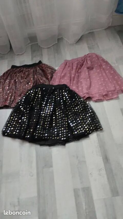 un lot 3 jupres doublees 10 ans 10 Cou�ron (44)