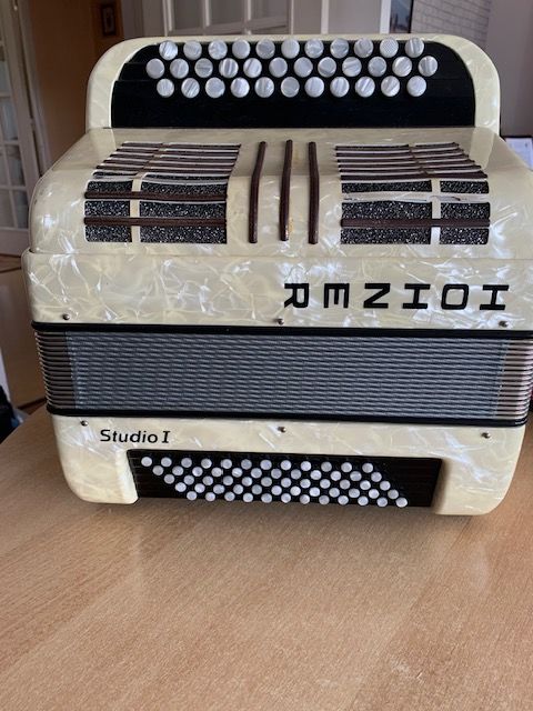 accord�on d'�tude, Hohner Studio 1 bon �tat Metz (57)