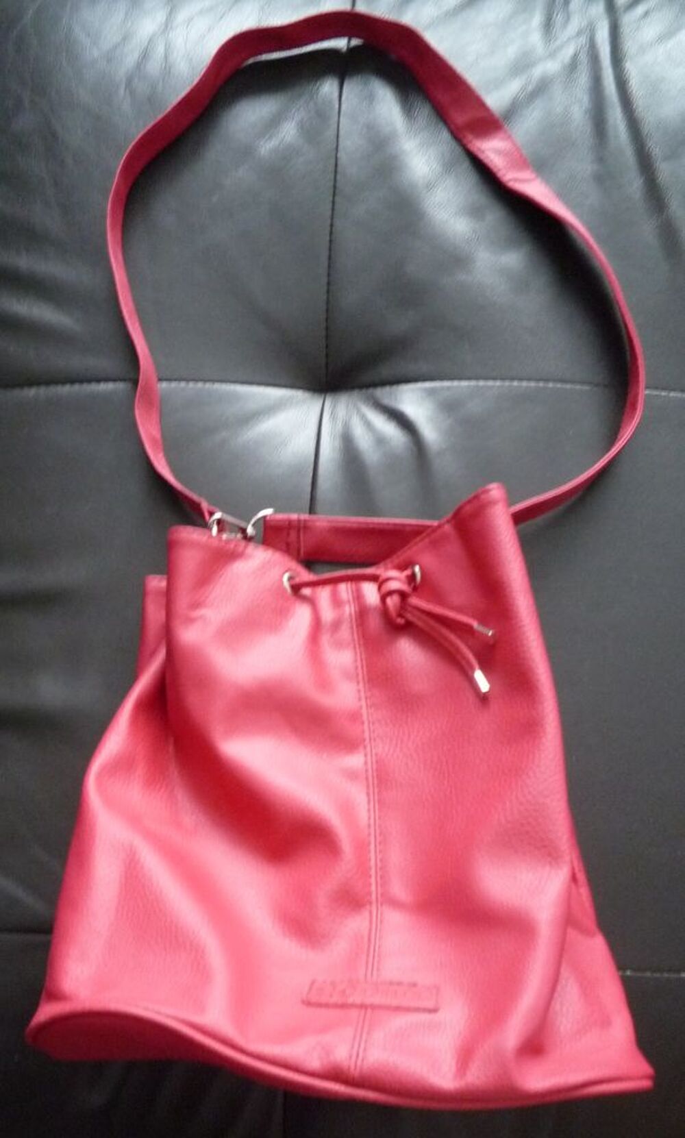 Sac a main fourre tout forme Pochon rouge griff&eacute;e RODIER Maroquinerie