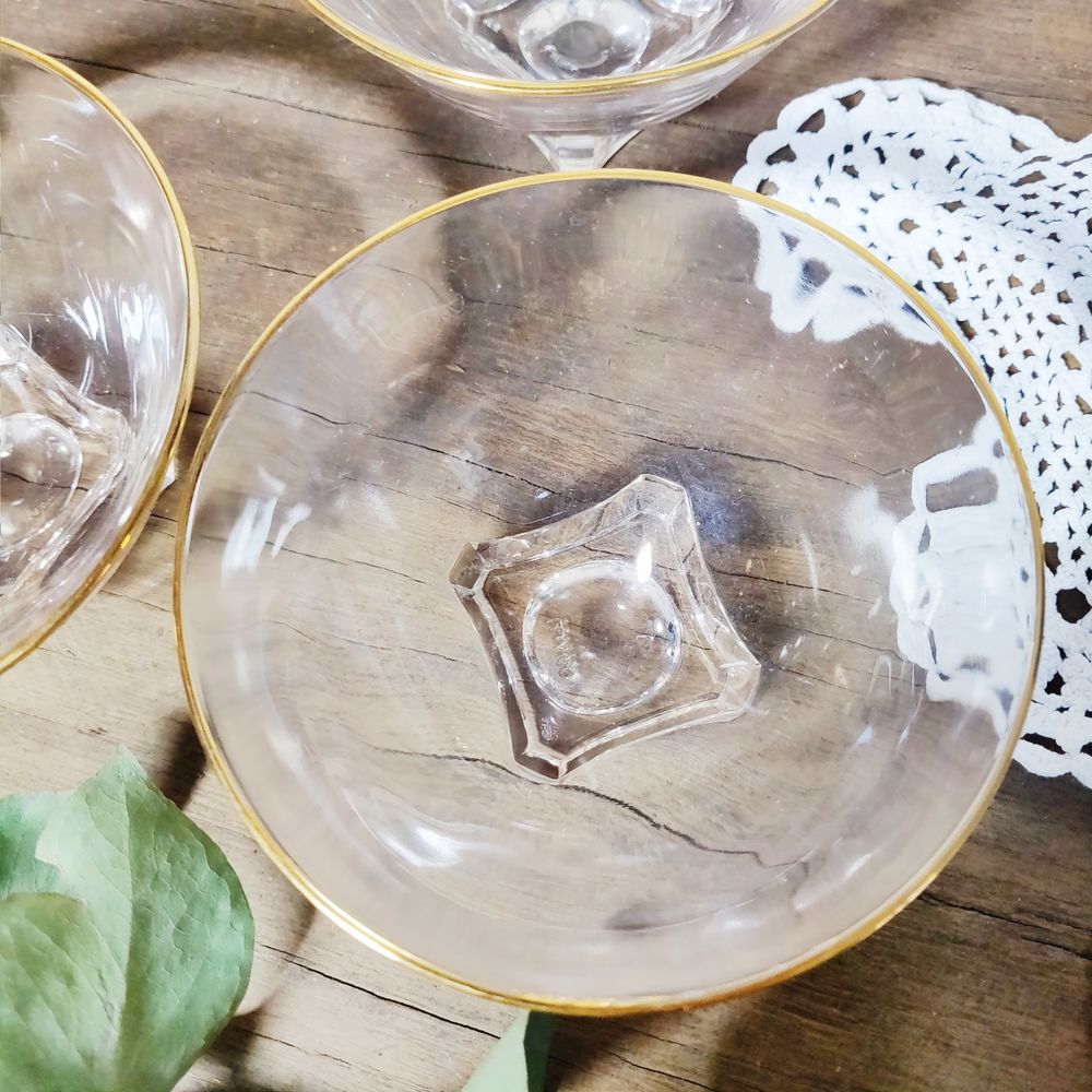 Ensemble de 5 coupes vintage rose &agrave; bord dor&eacute; Décoration