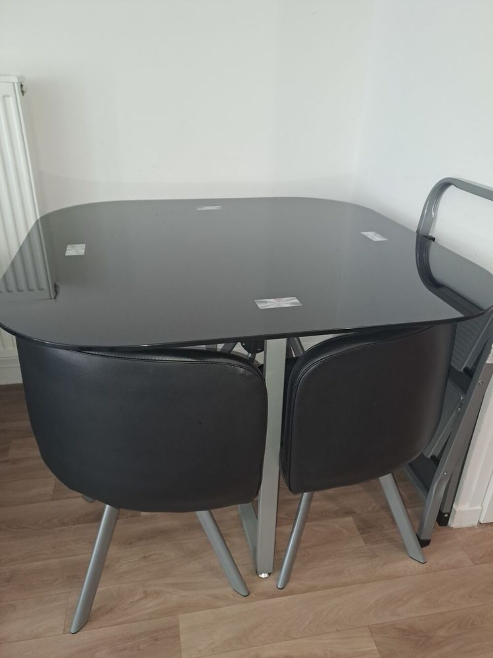 Table noire en verre robuste avec 4 chaises encastr&eacute;s Meubles