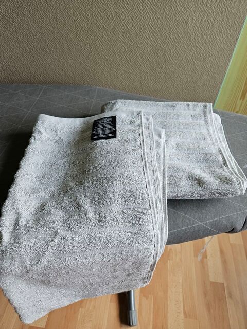 3 serviettes de toilette jamais utilis�es jamais lav�es 5 Villars (42)