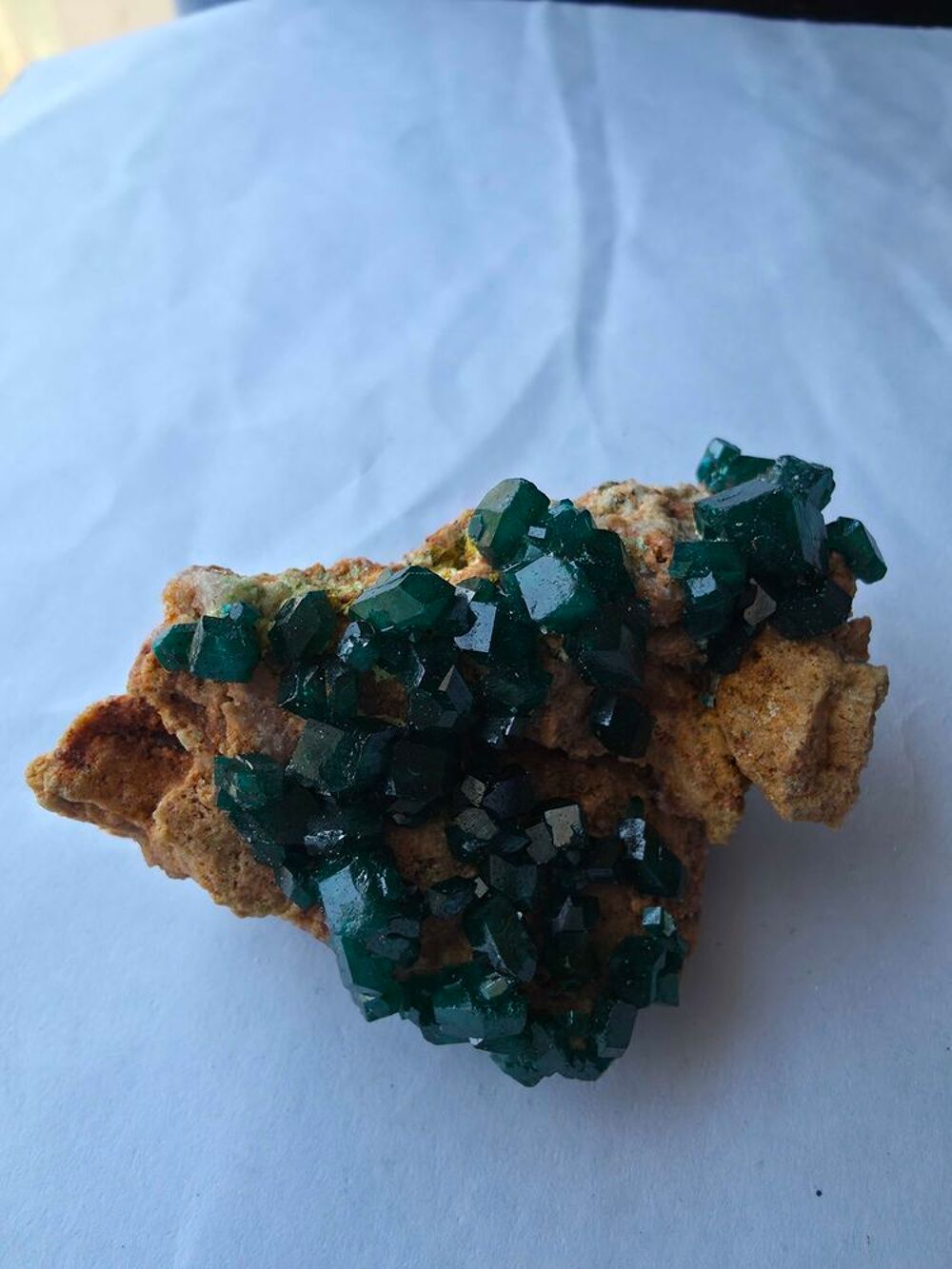 Magnifique Dioptase sur Matrice-Cristaux Vert Emeraude-RDC 50g 