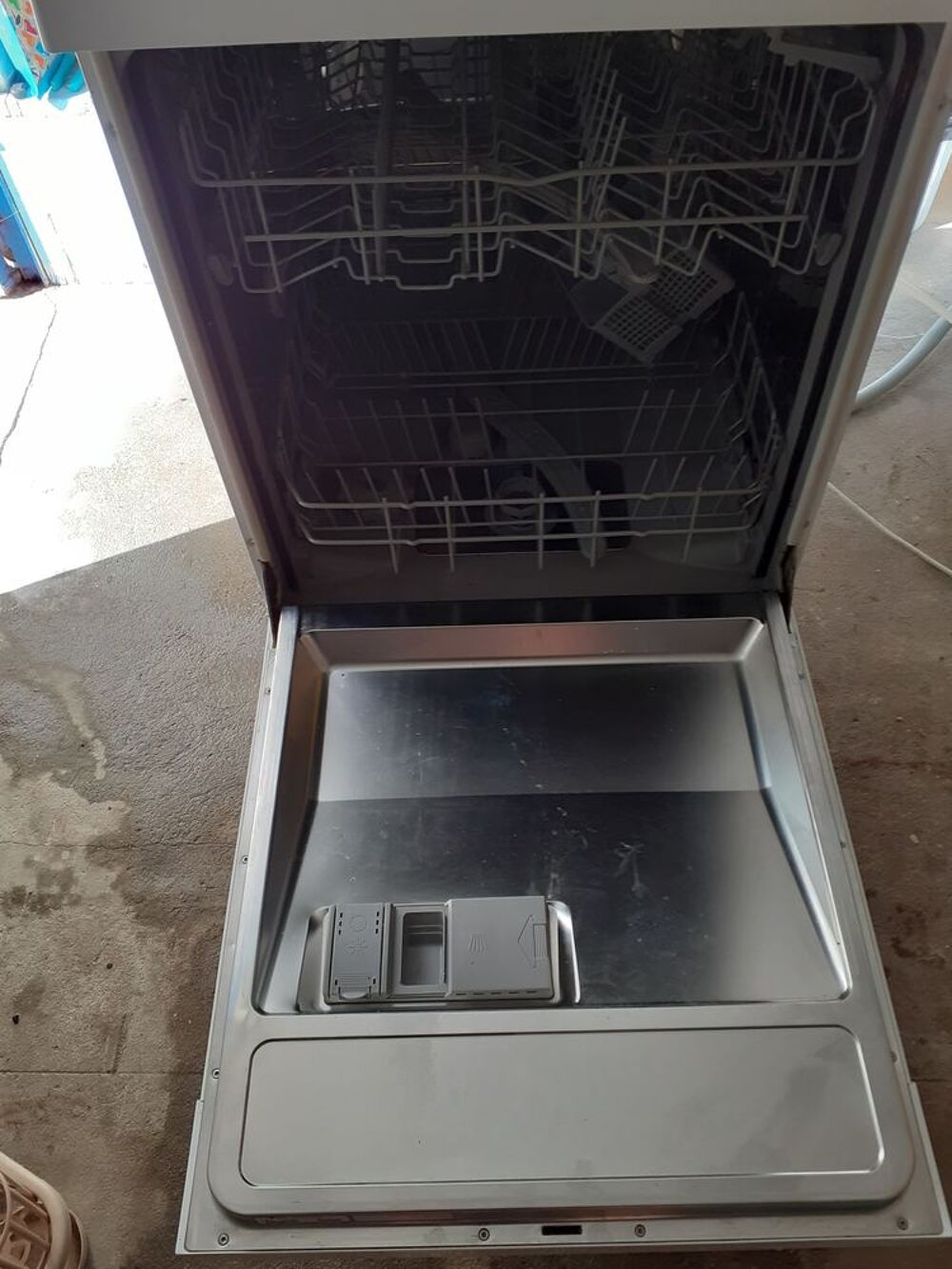 un lave-vaisselle de marque PROLINE Electroménager