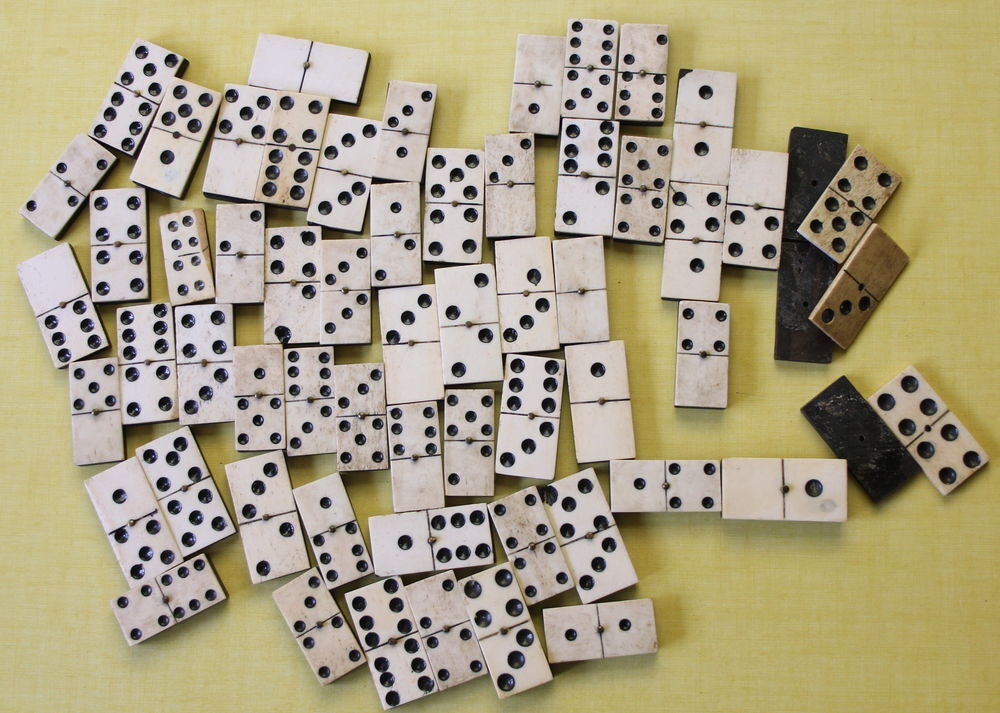 Lot de dominos anciens en os et bois Jeux / jouets