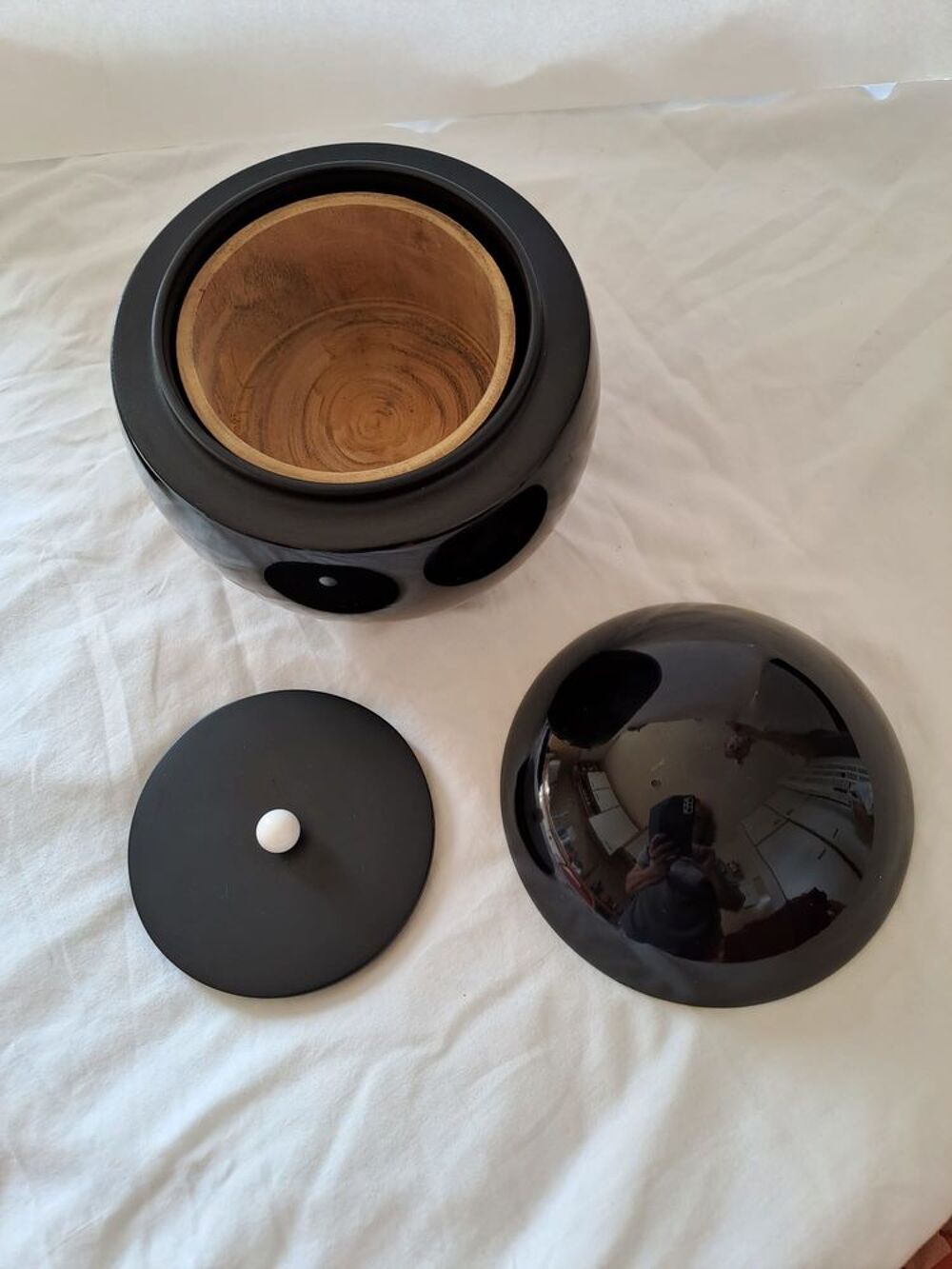Sph&egrave;re &agrave; caviar en bois laqu&eacute; noir Cuisine