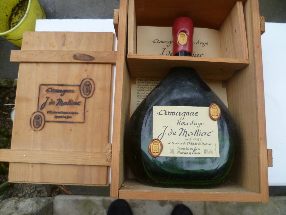 Bouteille d'un litre et demi d'Armagnac J de Malliac . 