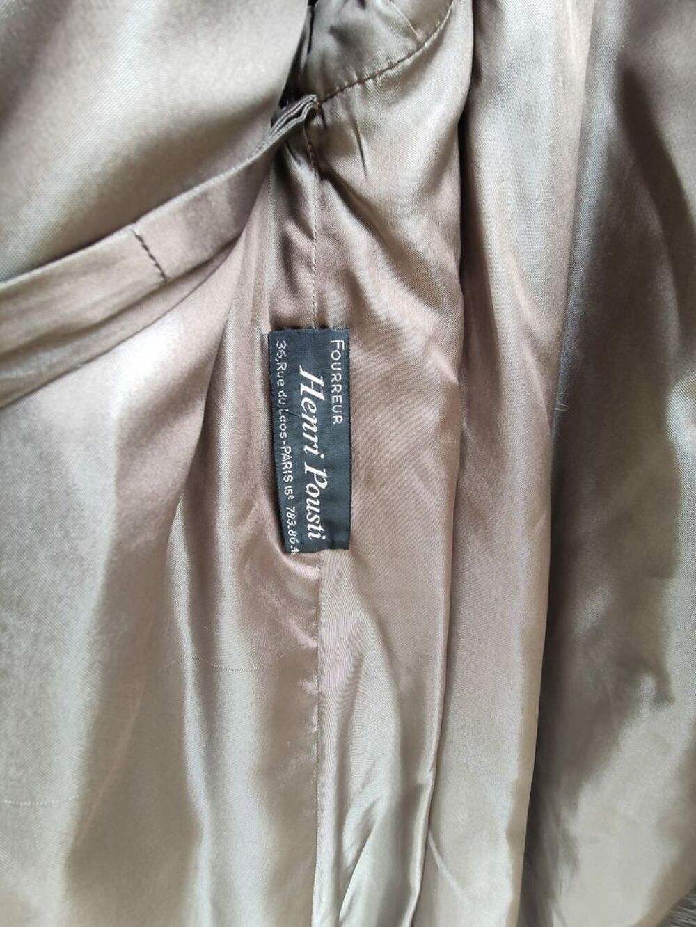 Manteau cr&eacute;ateur en peau d'opossum. Vêtements