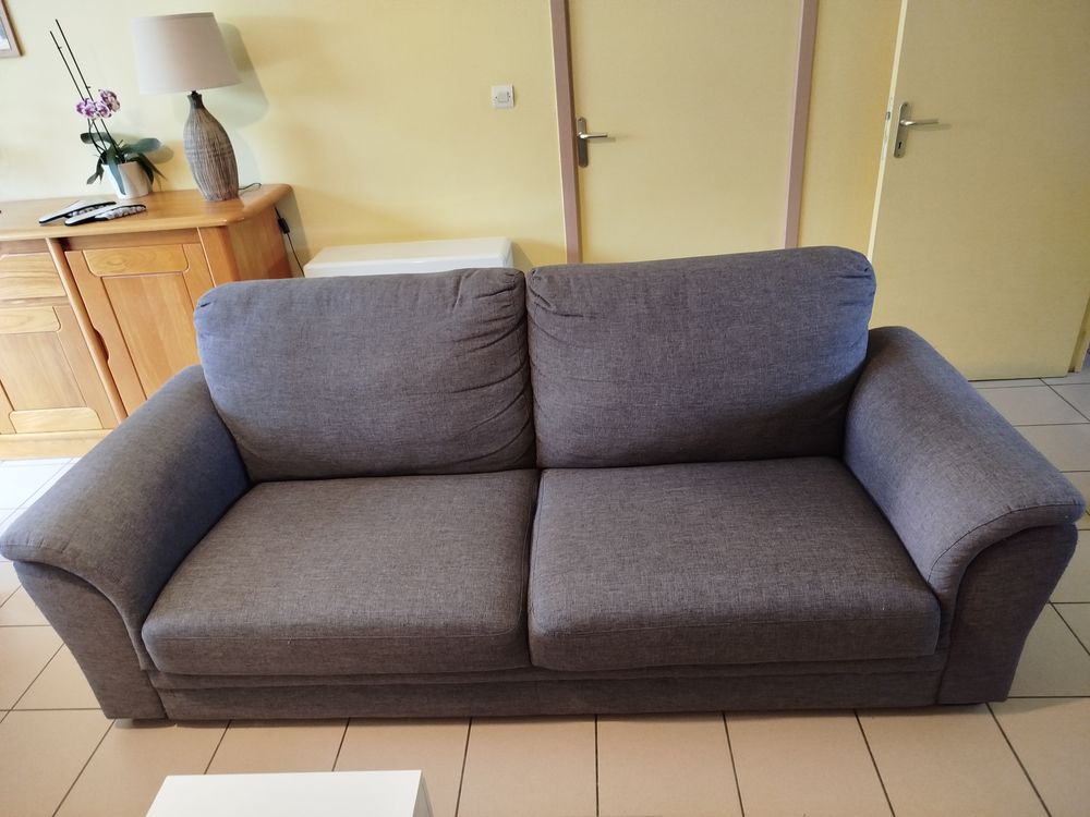 Canap&eacute; 3places en tissu.
Longueur 220 largeur 90 Meubles